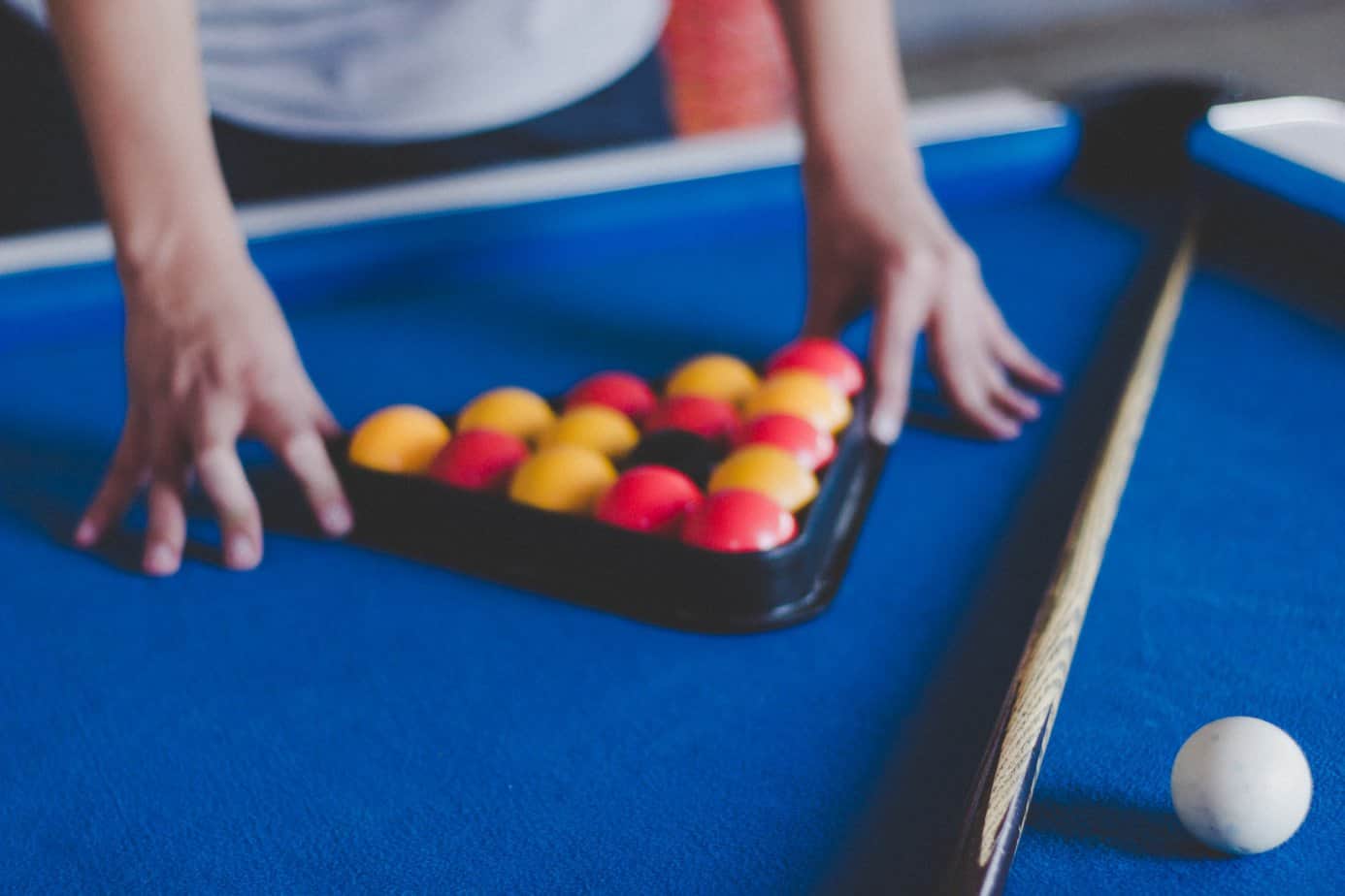 what are the differences between pool snooker and billiards